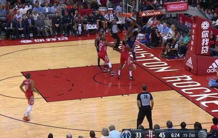 姚明nba十佳球集锦「NBA10大罕见镜头姚明6犯下场摔毛巾硬汉伊巴卡遇一人也怂」