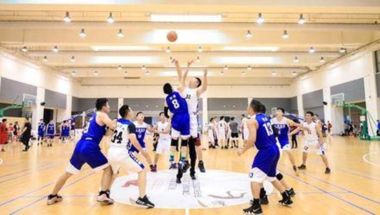 上海市机关青年篮球赛开打一支队15个人来自不同的单位冠军不重要重在交流