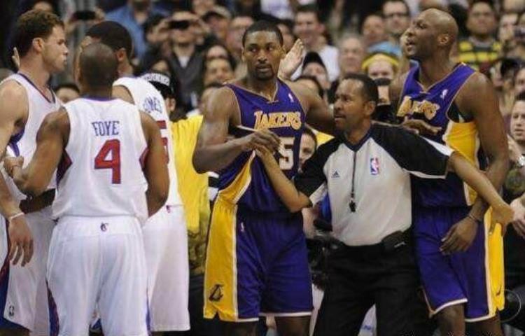 姚明nba十佳球集锦「NBA10大罕见镜头姚明6犯下场摔毛巾硬汉伊巴卡遇一人也怂」
