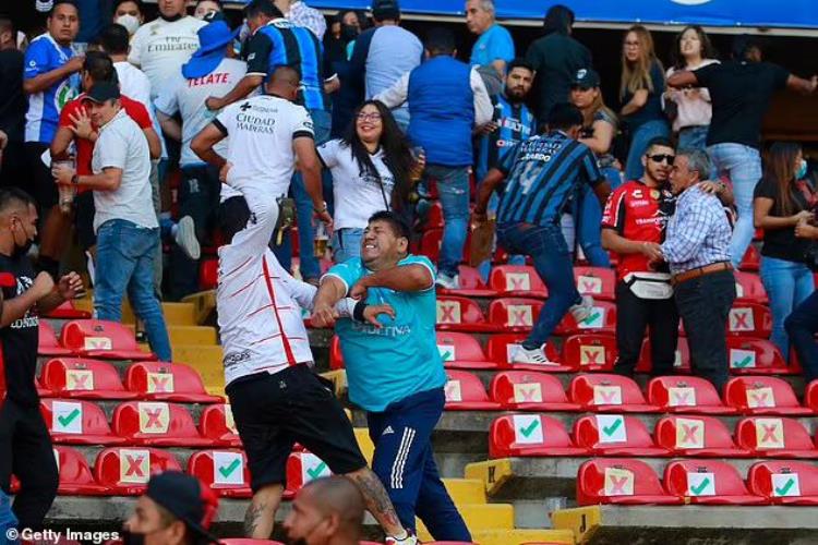墨西哥足球赛血案球迷看台斗殴22人受伤两人情况危急