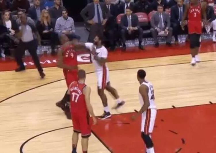 姚明nba十佳球集锦「NBA10大罕见镜头姚明6犯下场摔毛巾硬汉伊巴卡遇一人也怂」