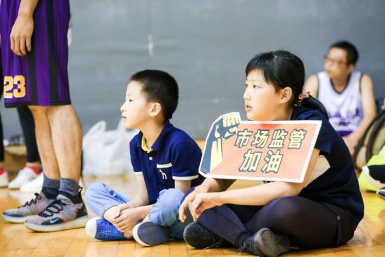 上海市机关青年篮球赛开打一支队15个人来自不同的单位冠军不重要重在交流