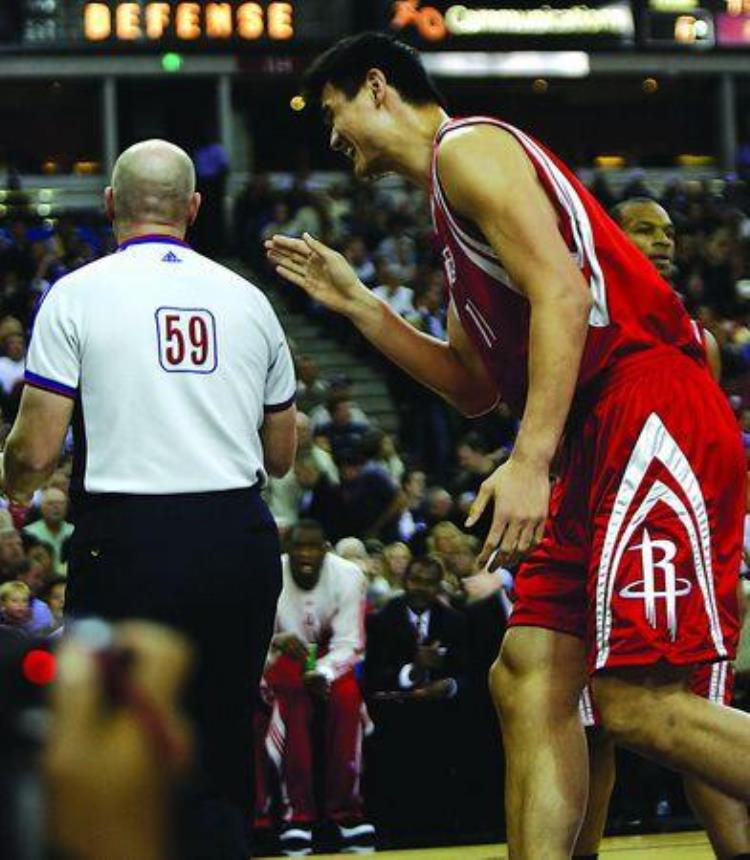 姚明nba十佳球集锦「NBA10大罕见镜头姚明6犯下场摔毛巾硬汉伊巴卡遇一人也怂」
