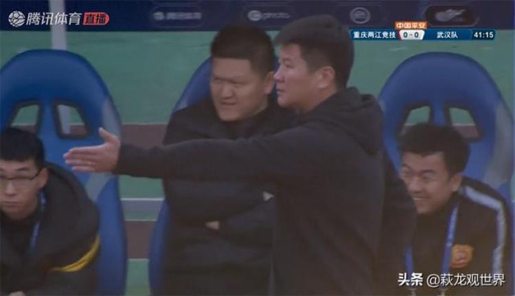 韩国男足海外联赛球员「62岁的韩国人为重庆足球落泪张外龙动了情武汉队长迎来最后一战」