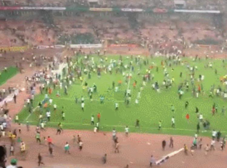 尼日利亚16年首度无缘世界杯决赛球迷下场群殴球员暴拆球场