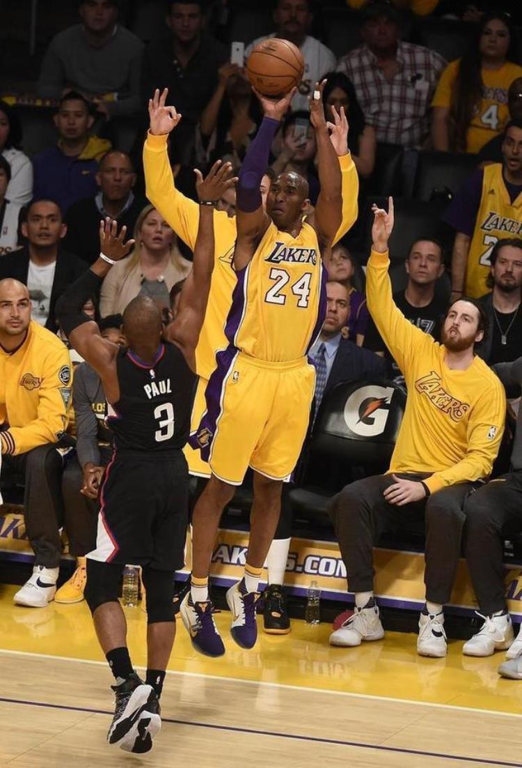 詹姆斯送豪车「NBA球星花钱有多土豪詹皇送保时捷给朋友网友和我做朋友吧」