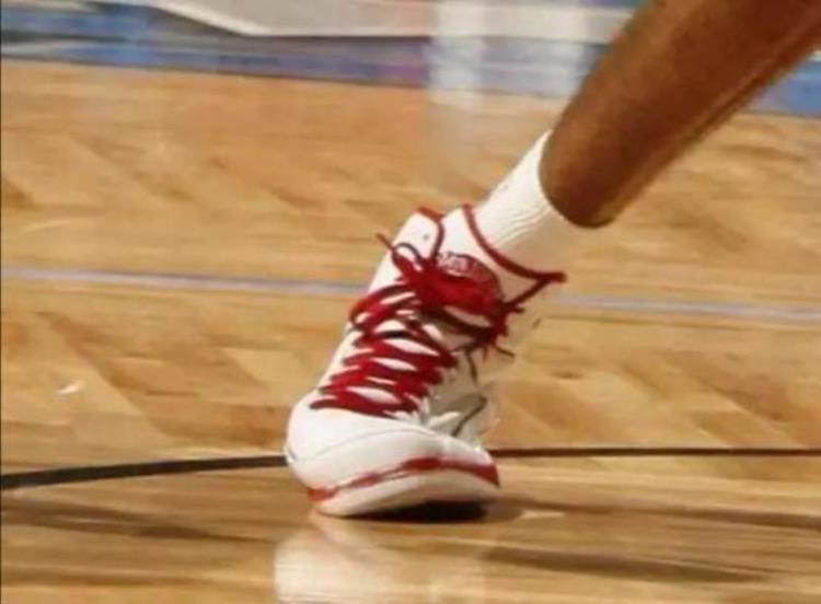 nba踩坏球鞋「NBA球员力量多强悍按扁篮球踩爆球鞋詹皇曾留下恐怖刹车印」