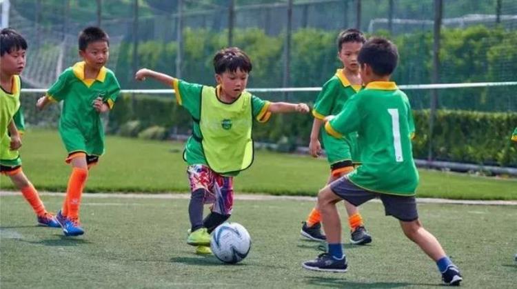 作为幼儿足球教练,开展幼儿足球有哪些窍门「幼儿足球教练需要知道的开展幼儿足球训练的5个小窍门」