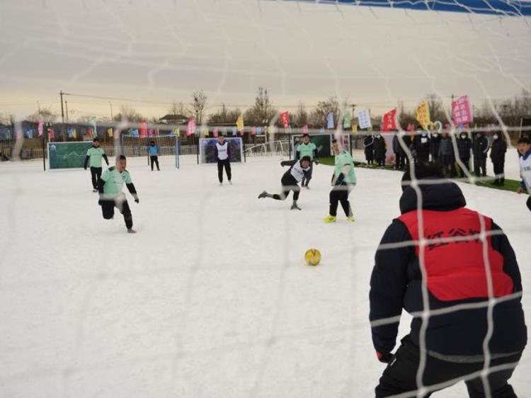 北京国际足球冰雪小镇「首届雪地足球赛开赛平谷30项冰雪赛事嗨翻冰雪季」