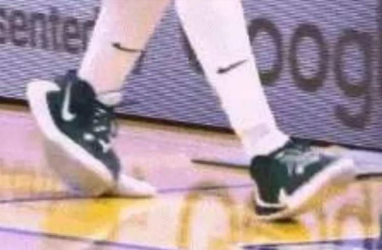 nba踩坏球鞋「NBA球员力量多强悍按扁篮球踩爆球鞋詹皇曾留下恐怖刹车印」