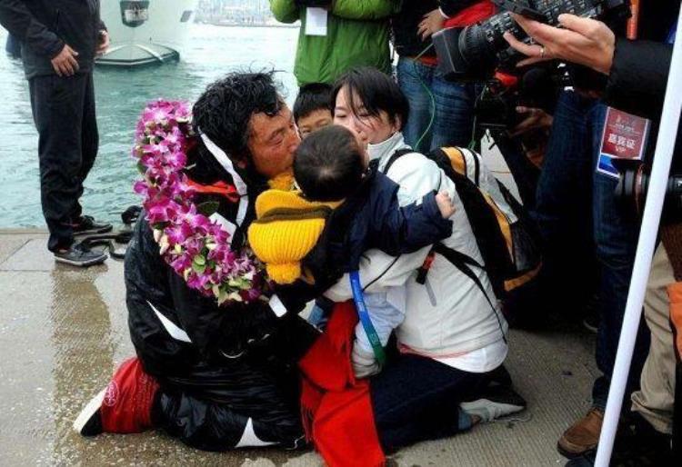获胜后他指着胸前纹身痛哭流涕体育圈那些催人泪下的父爱如山