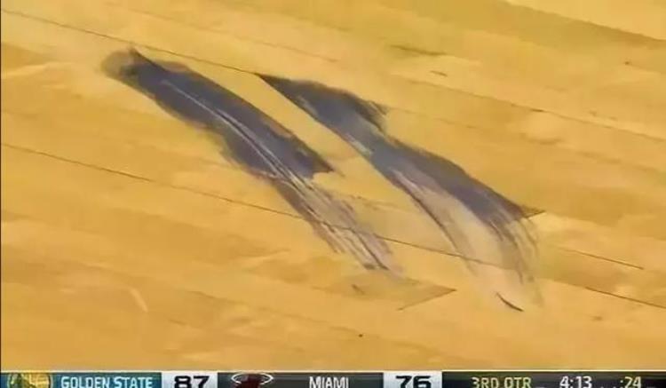 nba踩坏球鞋「NBA球员力量多强悍按扁篮球踩爆球鞋詹皇曾留下恐怖刹车印」