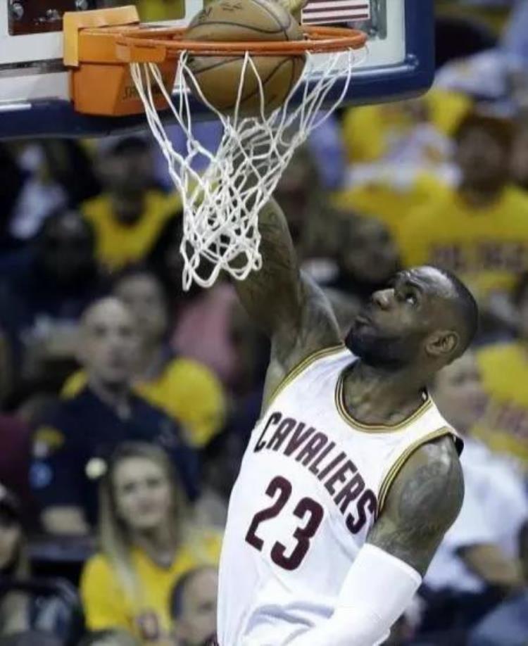 nba踩坏球鞋「NBA球员力量多强悍按扁篮球踩爆球鞋詹皇曾留下恐怖刹车印」