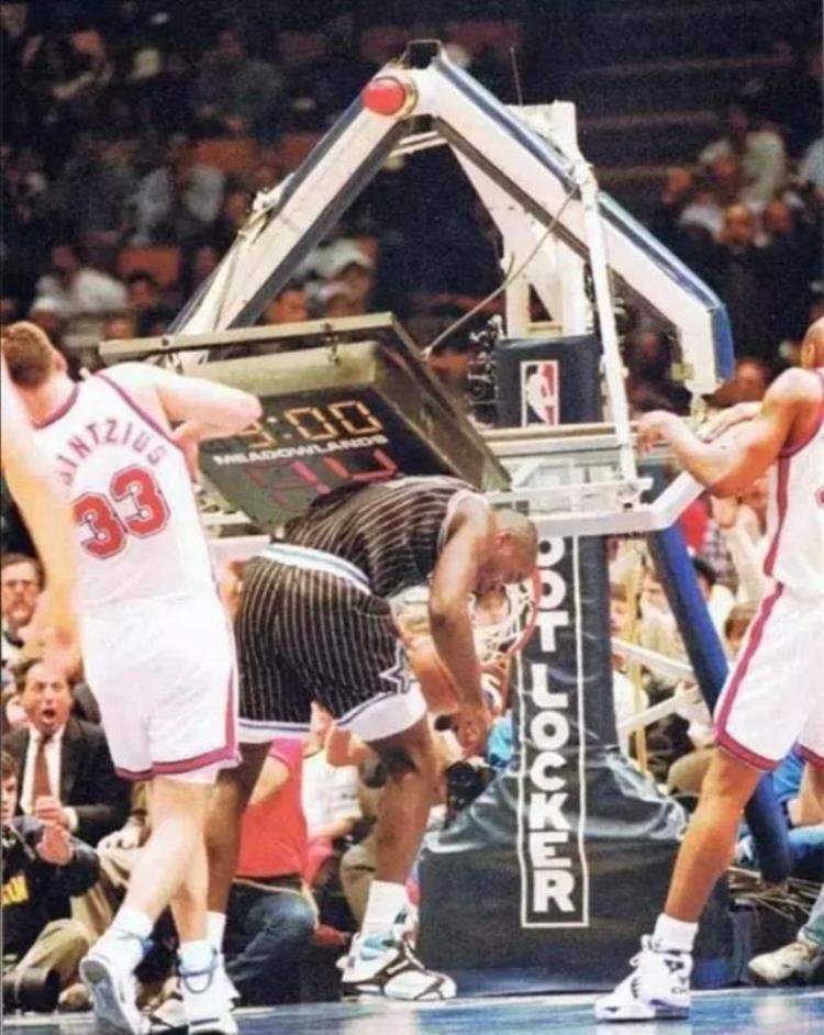 nba踩坏球鞋「NBA球员力量多强悍按扁篮球踩爆球鞋詹皇曾留下恐怖刹车印」