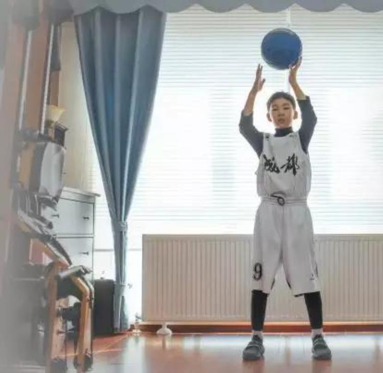 如何每天在家锻炼篮球技术「居家健身动起来|每日家庭篮球训练计划」