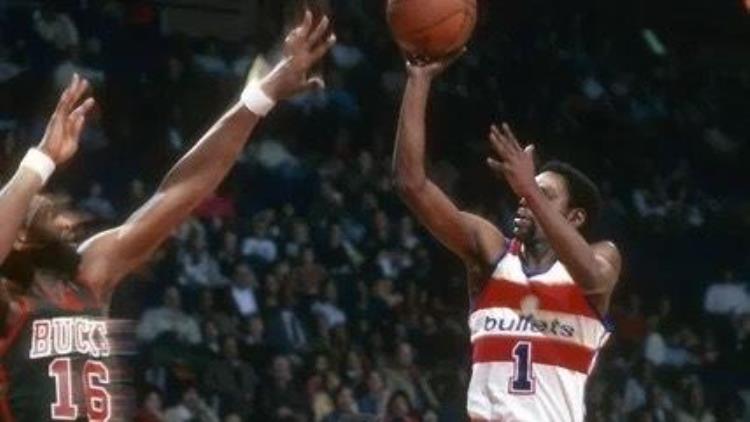 nba谁的鞋子最大「在奥尼尔之前谁拥有着NBA历史上最大的鞋码这是你所不知道的」
