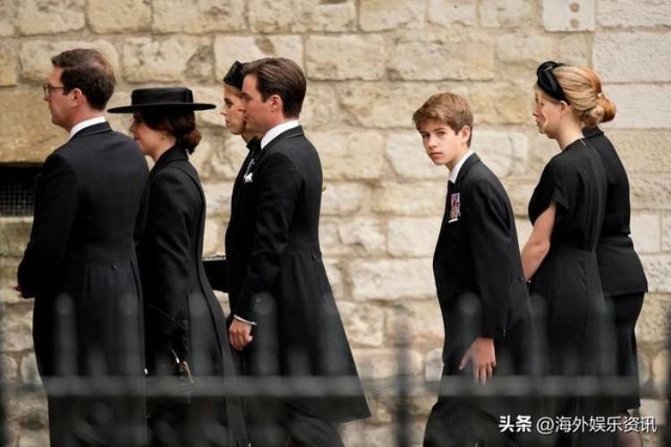 15岁的塞文子爵詹姆斯穿着漂亮的西装在圣诞节时显得衣冠楚楚
