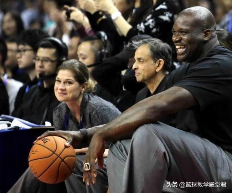 nba单手抓篮球「NBA单手抓球谁最帅乔丹麦迪成经典一人仅用两手指就将球拿起」