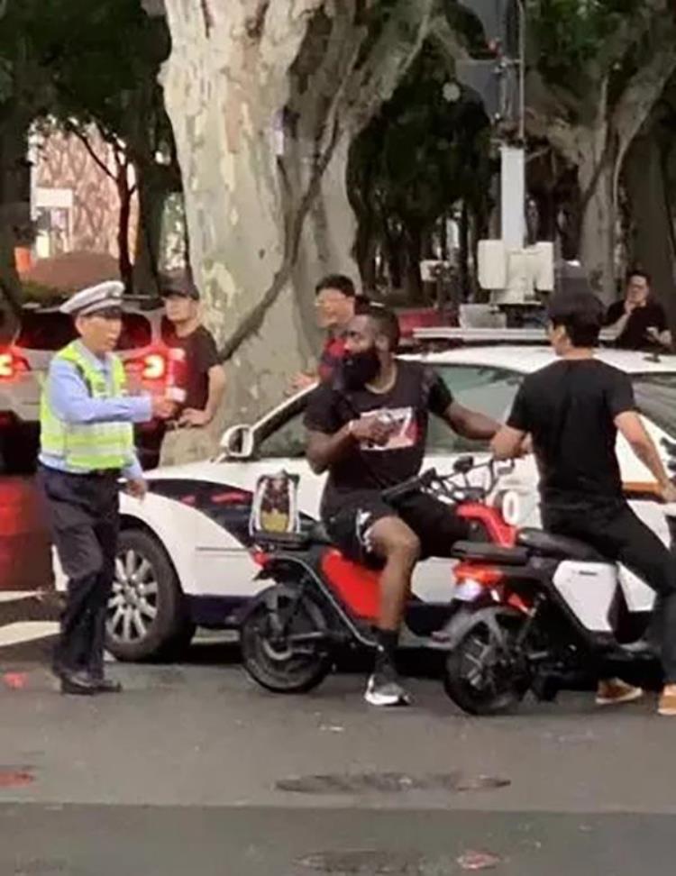 哈登骑车被抓「NBA球星哈登违规骑电动车被交警拦下现已通过官微致歉」