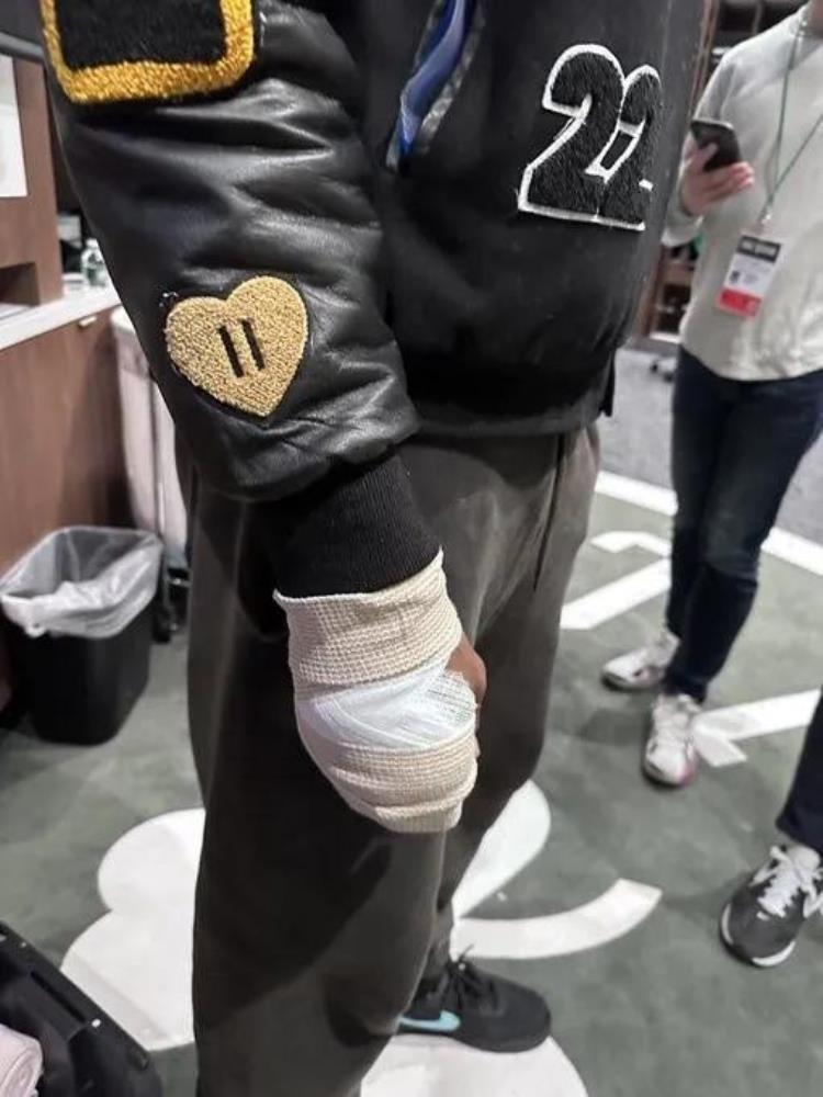 杰伦布朗伤势「NBA很多离奇的受伤事件盘点杰伦布朗因右手手指擦玻璃受伤了」