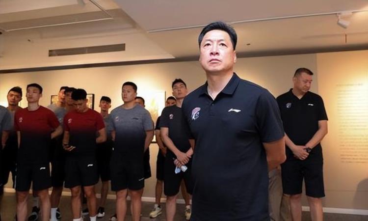 李春江被篮协耍「CBA资讯速递李春江拿下两大NBA悍将桑普森抵达杭州他打野球」