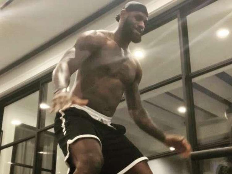 疫情期间nba比赛有观众吗「疫情下NBA球员组队开黑沉迷游戏是否影响身材管理」