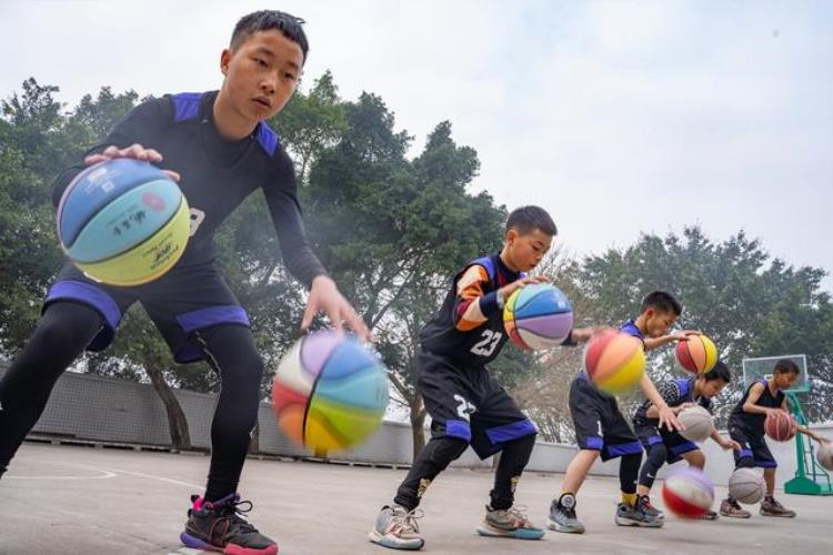 探访从内江小镇学校出发这群篮球小将拼出一个全国冠军