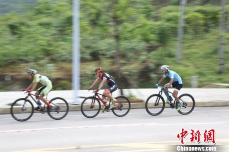 贵州福泉自行车比赛「贵州长顺国际山地自行车大赛开赛中外六百名骑手激情角逐」