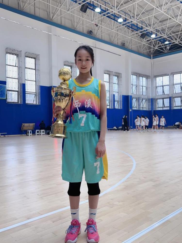 燃狂飙中的小黄瑶拿了杭州中学生篮球联赛冠军