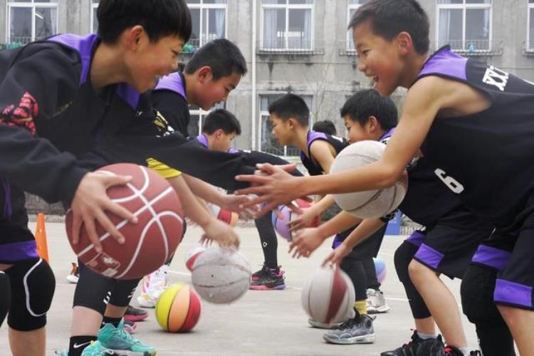内江篮球训练营「探访从内江小镇学校出发这群篮球小将拼出一个全国冠军」
