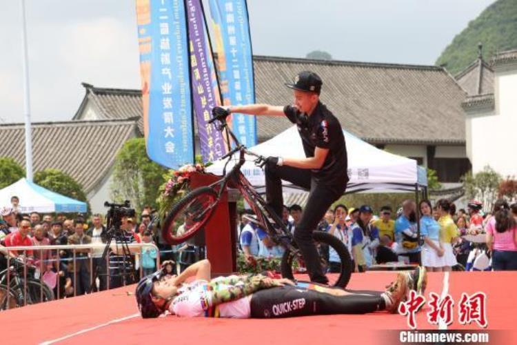 贵州福泉自行车比赛「贵州长顺国际山地自行车大赛开赛中外六百名骑手激情角逐」