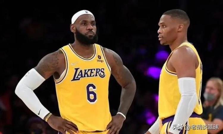 库里当选年度最佳球员「库里评选NBA历史最佳阵容科比詹姆斯落选名嘴你没尊重伟大」