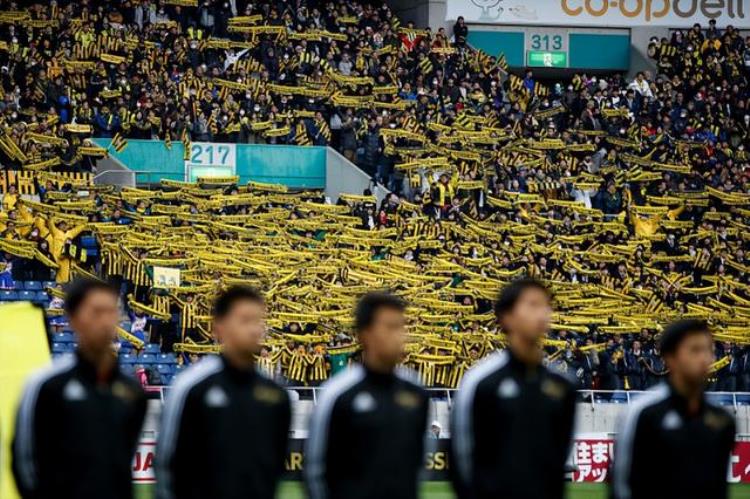 日本足球百年计划绝非空话你能想象一场高中联赛吸引5万多名观众助威吗