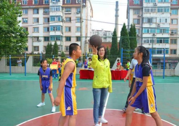 篮球运动的诞生和发展始终与校园的发展相随有强烈的教育作用