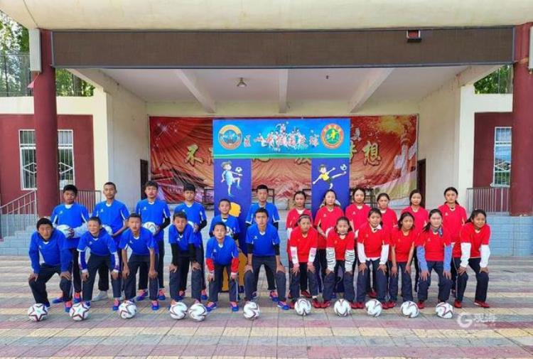 观海新闻记者援藏日记114前国脚给孩子们送来了新球服