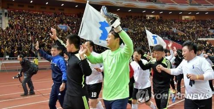 朝鲜足球知乎「朝鲜工人足球队抵达韩国举统一旗戴领袖徽章」
