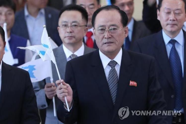 朝鲜足球知乎「朝鲜工人足球队抵达韩国举统一旗戴领袖徽章」