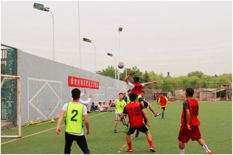 体育学院举办班级足球联赛
