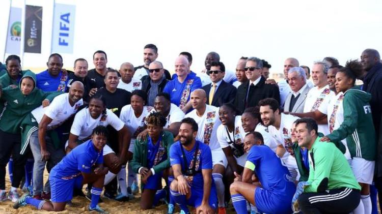 非洲足球巨星「非洲足球先生揭晓前埃及金字塔下的沙滩足球FIFA主席亲自上阵」