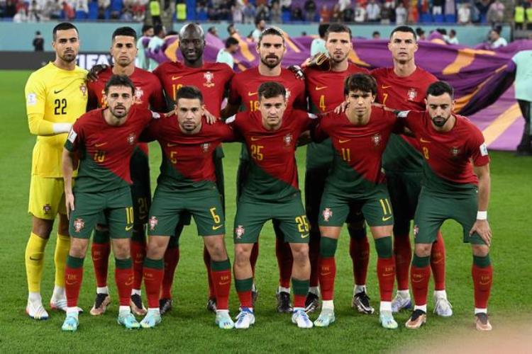 c罗穿葡萄牙球衣「C罗在卡塔尔宴请葡萄牙全队C罗穿了一件绿色T恤笑容很灿烂」