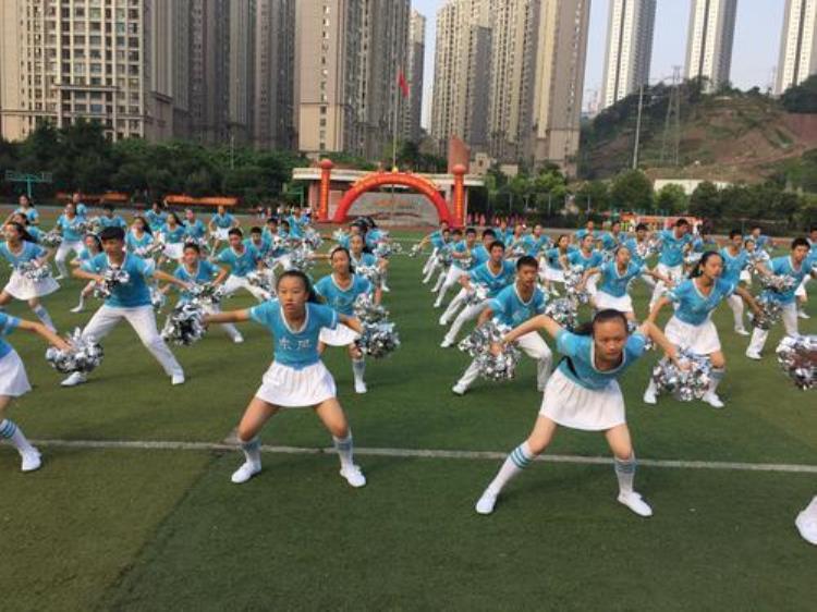 重庆学校足球比赛「重庆校园足球赛开幕啦啦队抢眼还有空翻跳花绳」