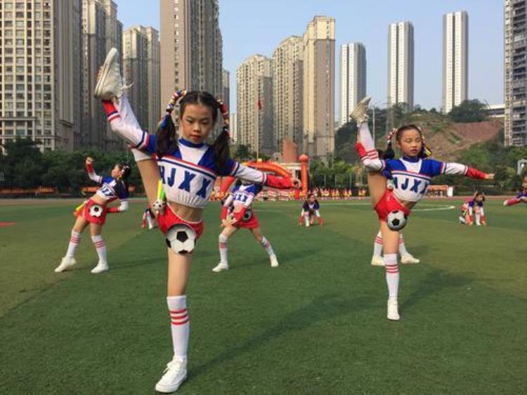 重庆学校足球比赛「重庆校园足球赛开幕啦啦队抢眼还有空翻跳花绳」