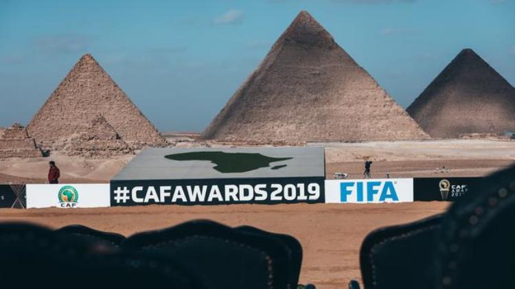 非洲足球先生揭晓前埃及金字塔下的沙滩足球FIFA主席亲自上阵