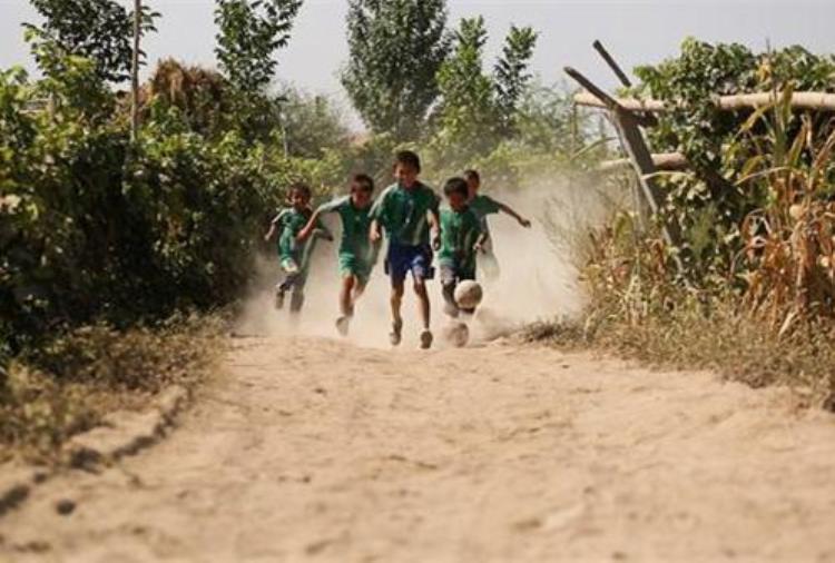 新疆儿子娃娃足球队「这些新疆孩子在沙土地上踢球但他们的梦想是入选国足」