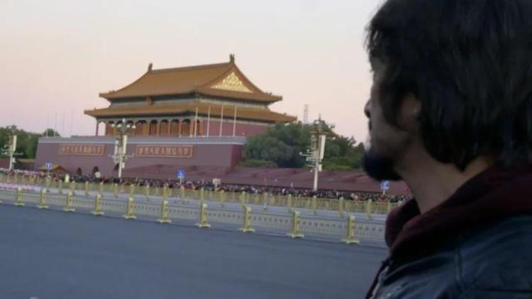 他第一次见到去世的爷爷是在法国人拍摄的中国纪录片中