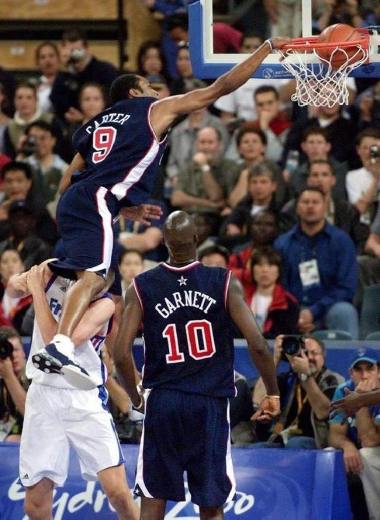 空中抓球「NBA之外难以看到的4种动作空中抓帽晃倒站着扣篮死亡之扣」