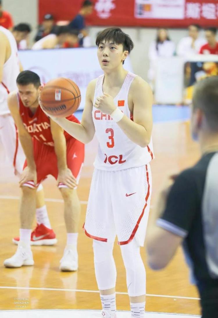 中国男篮候选人「胡明轩值得一个2023年中国男篮国家队正选12人名额吗」