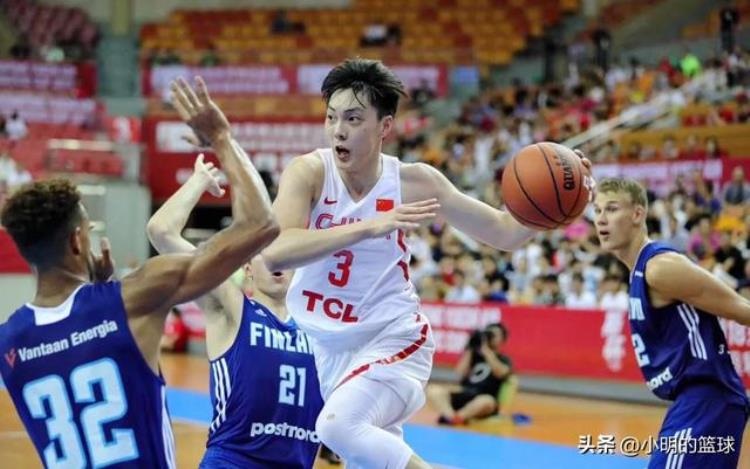 中国男篮候选人「胡明轩值得一个2023年中国男篮国家队正选12人名额吗」