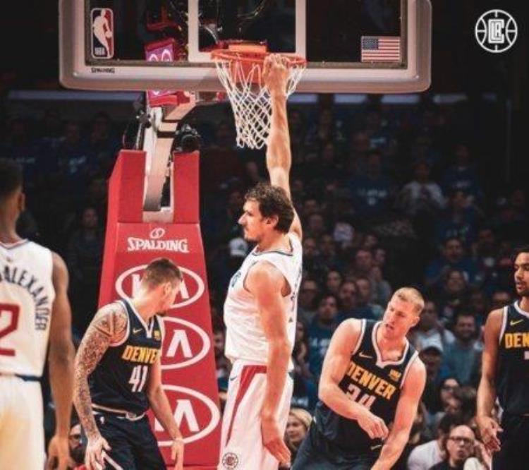 空中抓球「NBA之外难以看到的4种动作空中抓帽晃倒站着扣篮死亡之扣」