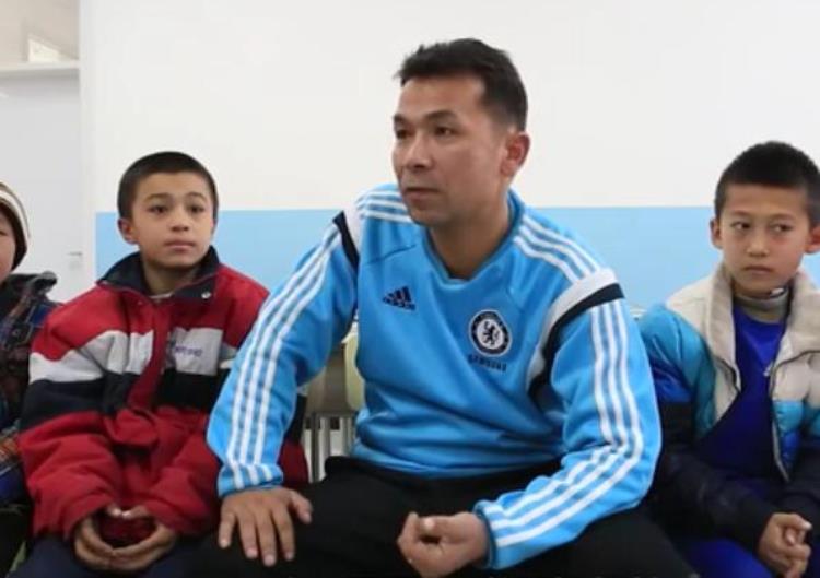 新疆儿子娃娃足球队「这些新疆孩子在沙土地上踢球但他们的梦想是入选国足」